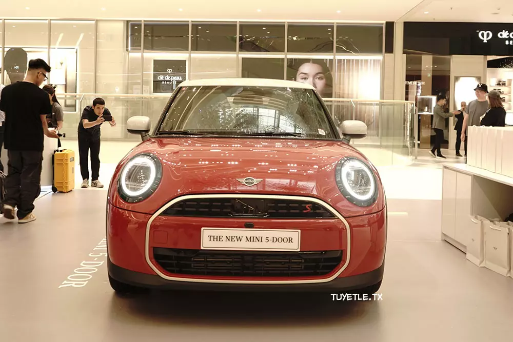 Mini Cooper 2025 nhìn từ phía trước Mini Cooper 2025 nhìn từ phía trước