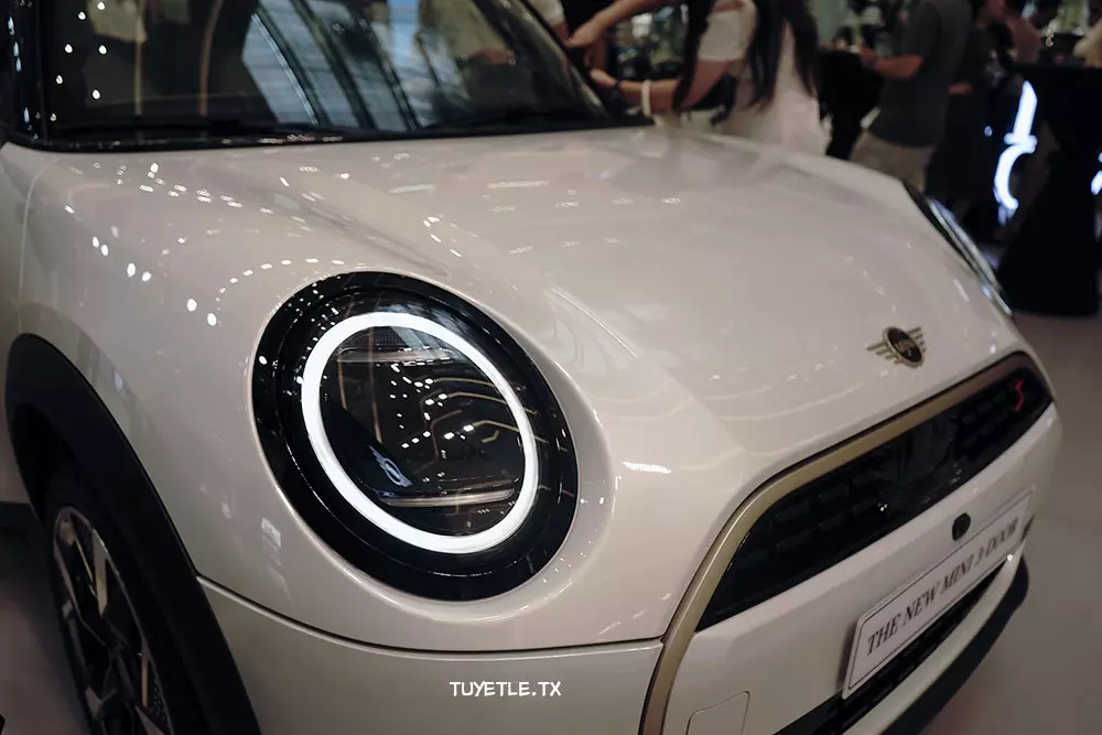 Cận cảnh cụm đèn pha của Mini Cooper mới Cận cảnh cụm đèn pha của Mini Cooper mới