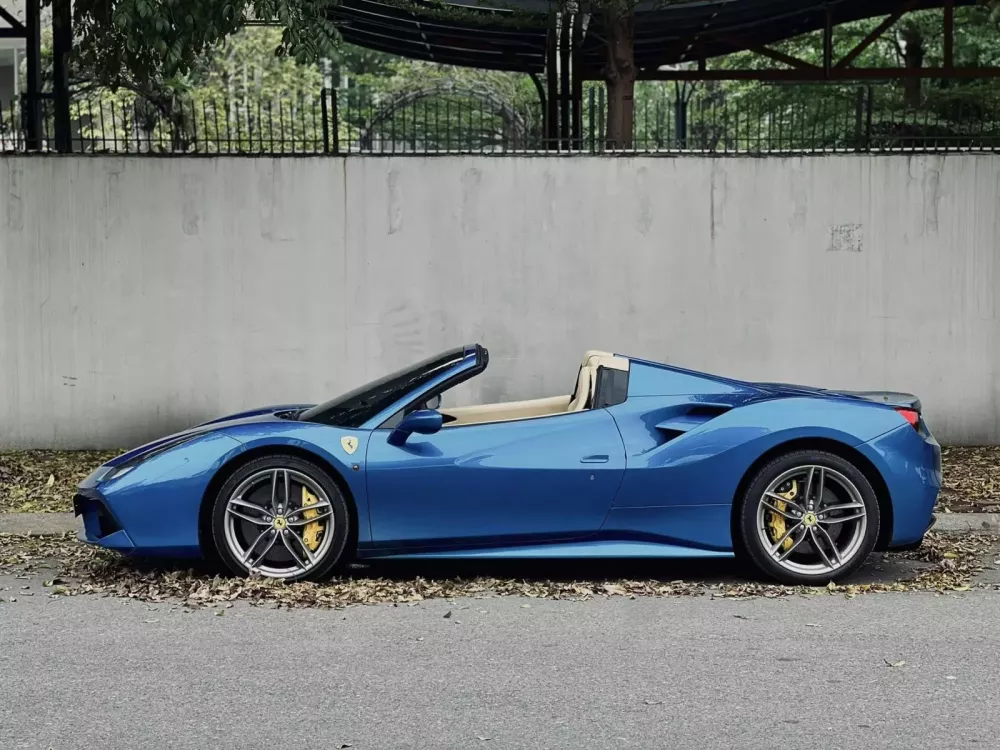 Siêu xe mui trần Ferrari 488 Spider xuất hiện tại Hà Nội- Ảnh 2. Siêu xe mui trần Ferrari 488 Spider xuất hiện tại Hà Nội- Ảnh 2.