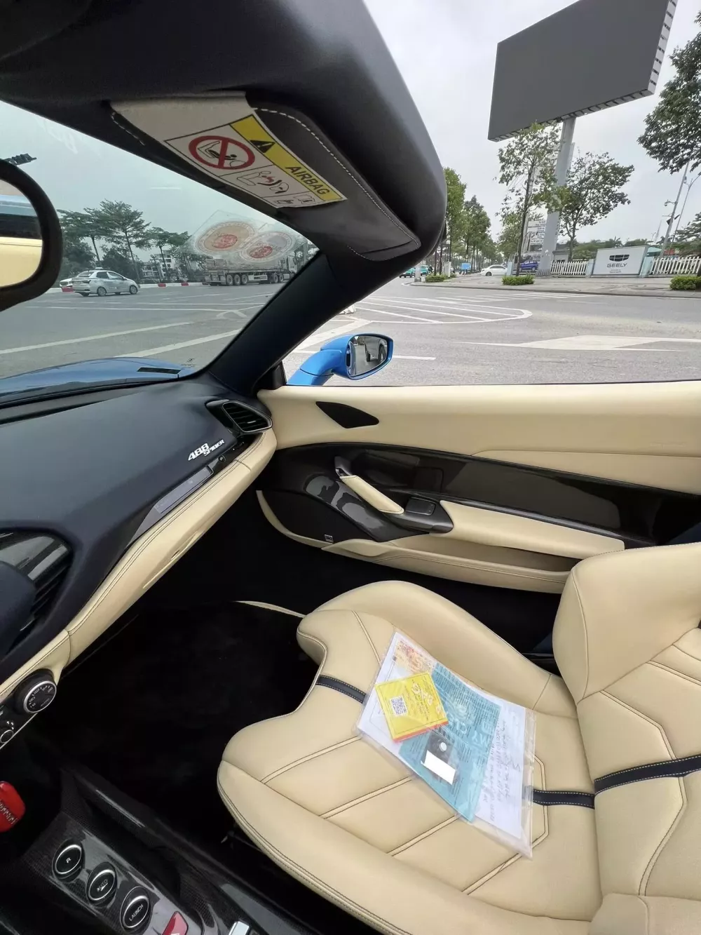 Siêu xe mui trần Ferrari 488 Spider xuất hiện tại Hà Nội- Ảnh 3. Siêu xe mui trần Ferrari 488 Spider xuất hiện tại Hà Nội- Ảnh 3.