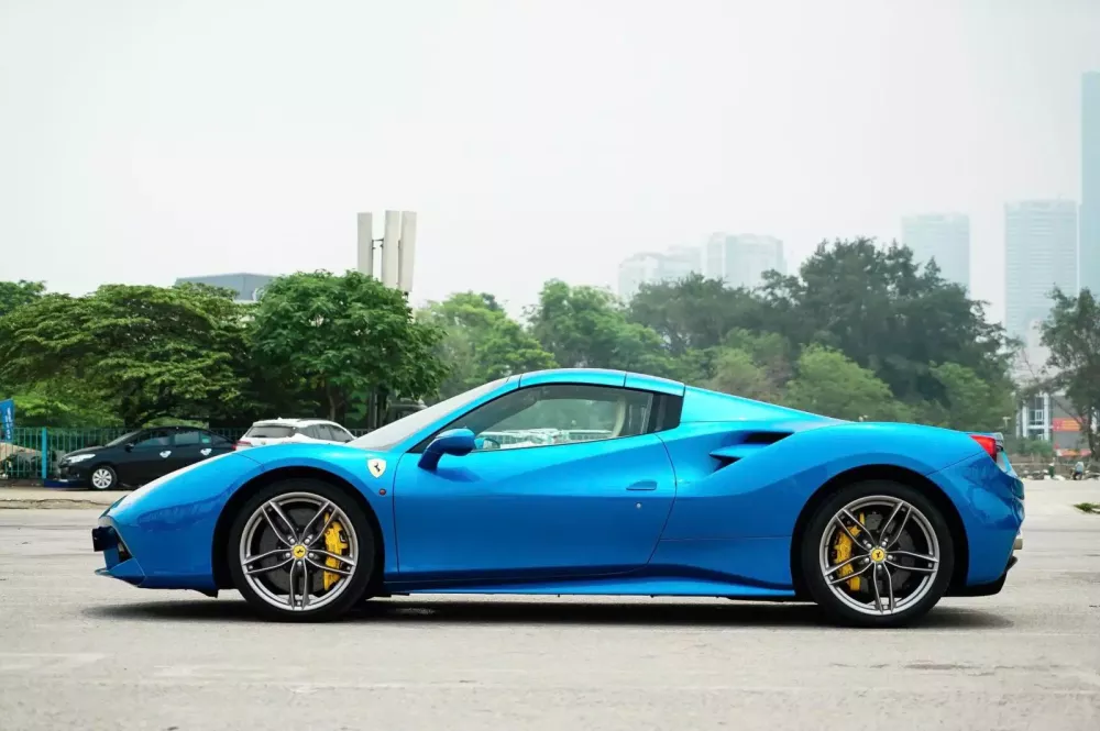 Siêu xe mui trần Ferrari 488 Spider lạ mắt tại Hà Nội- Ảnh 6. Siêu xe mui trần Ferrari 488 Spider lạ mắt tại Hà Nội- Ảnh 6.