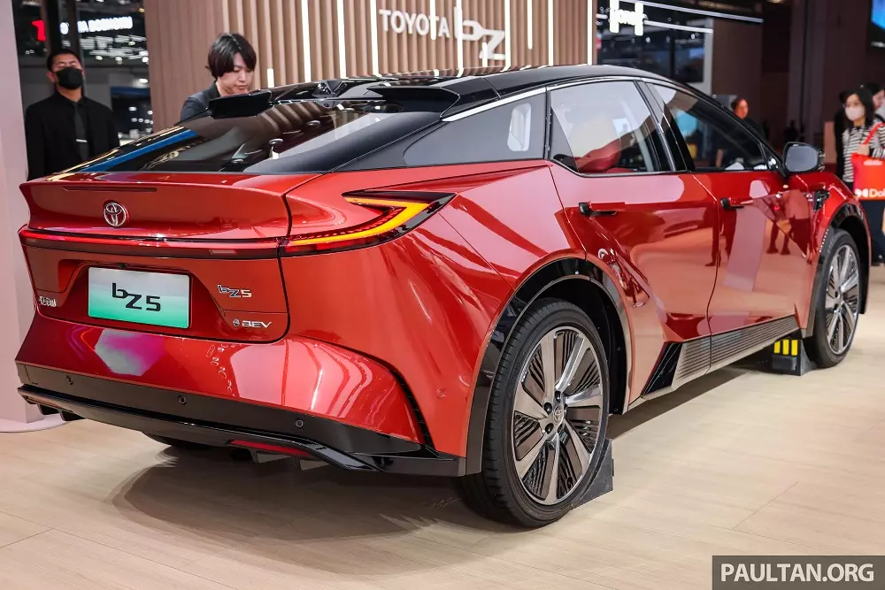 Toyota bZ5 nhìn từ phía sau