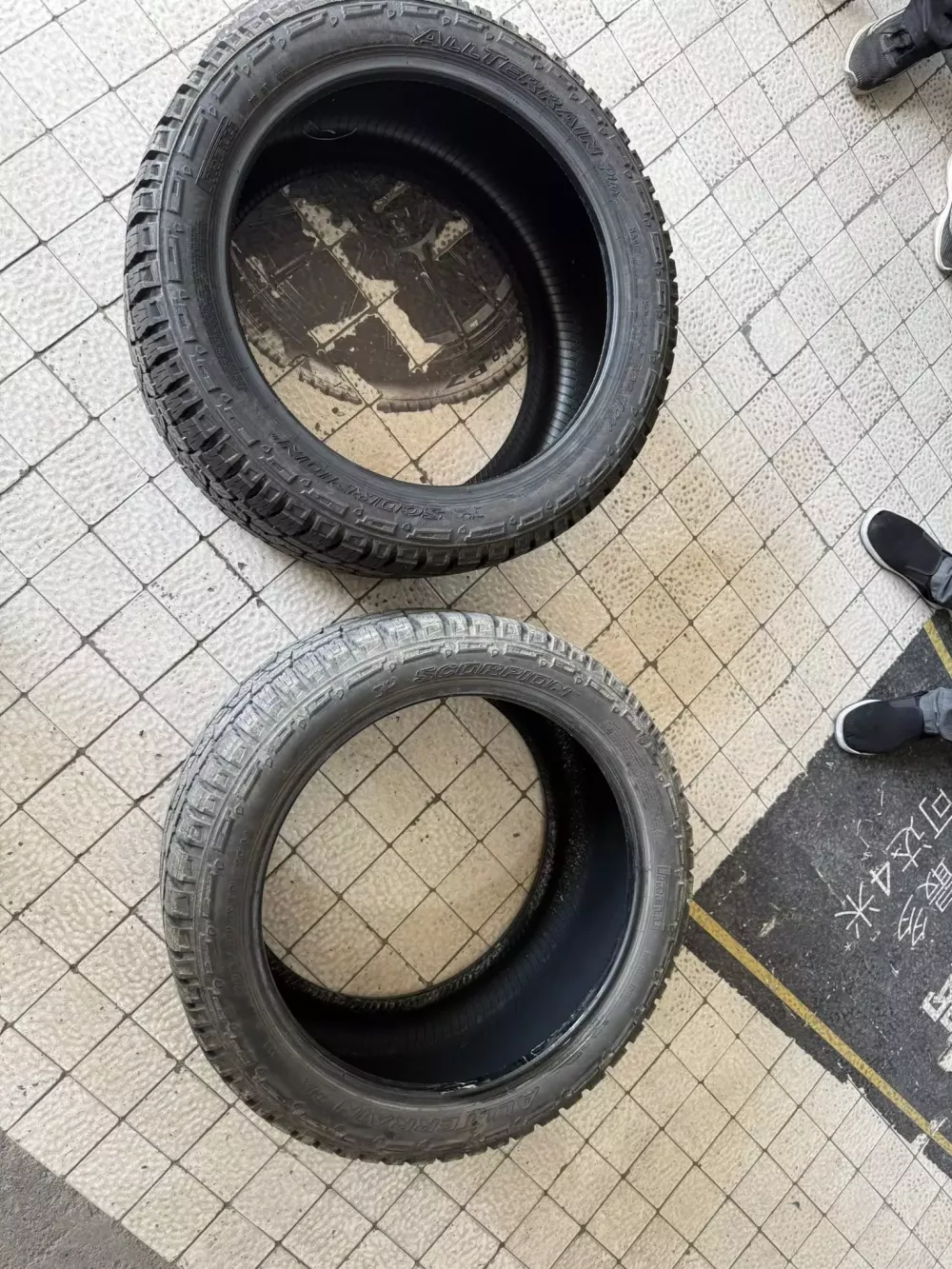 Đại gia Việt bất ngờ trước "kho phụ tùng" rộng lớn tại Trung Quốc: Lốp dành riêng cho Porsche 911 Dakar chỉ mất 24 giờ có hàng- Ảnh 1.