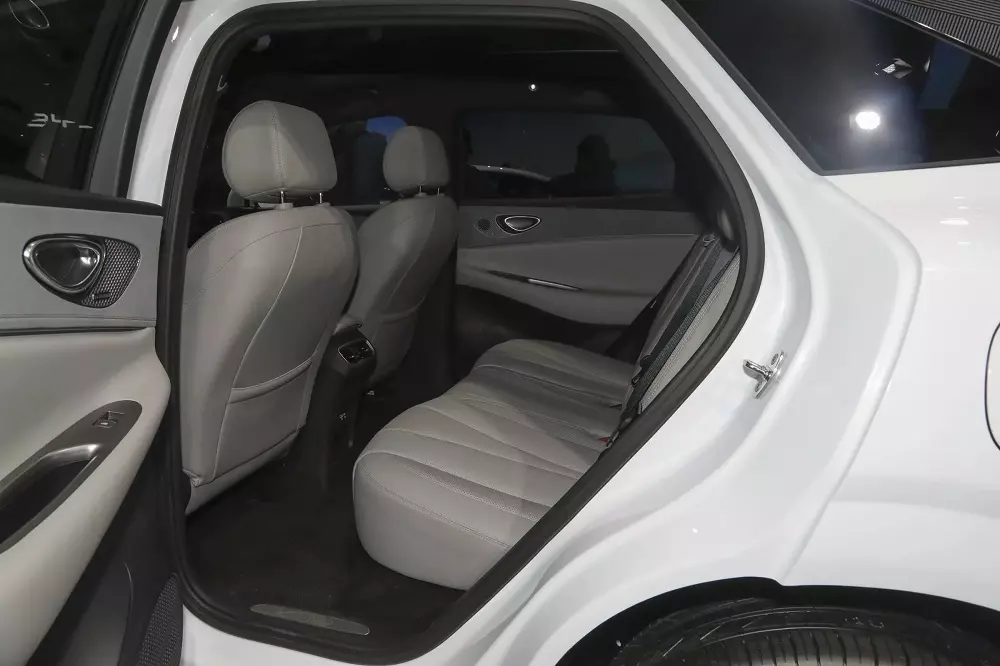 Hàng ghế sau rộng rãi của BYD Sealion 06
