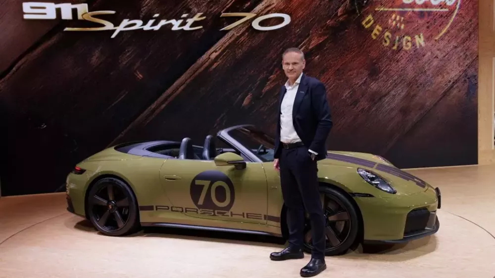 Ông Oliver Blume tại gian trưng bày của Porsche trong Triển lãm Ô tô Thượng Hải 2025