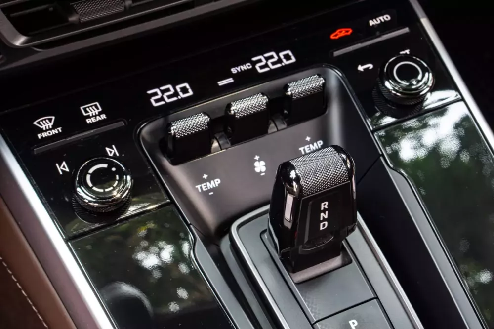 Porsche 911 "lướt" có màu sơn độc đáo rao bán 7,8 tỷ đồng- Ảnh 7. Porsche 911 "lướt" có màu sơn độc đáo rao bán 7,8 tỷ đồng- Ảnh 7.