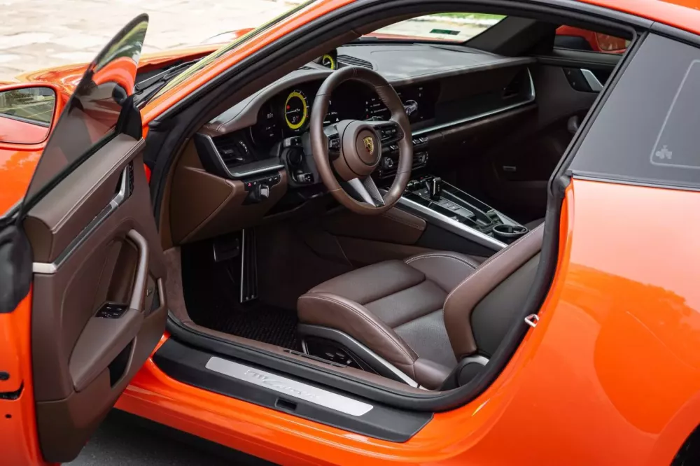 Porsche 911 "lướt" có màu sơn độc đáo rao bán 7,8 tỷ đồng- Ảnh 5. Porsche 911 "lướt" có màu sơn độc đáo rao bán 7,8 tỷ đồng- Ảnh 5.