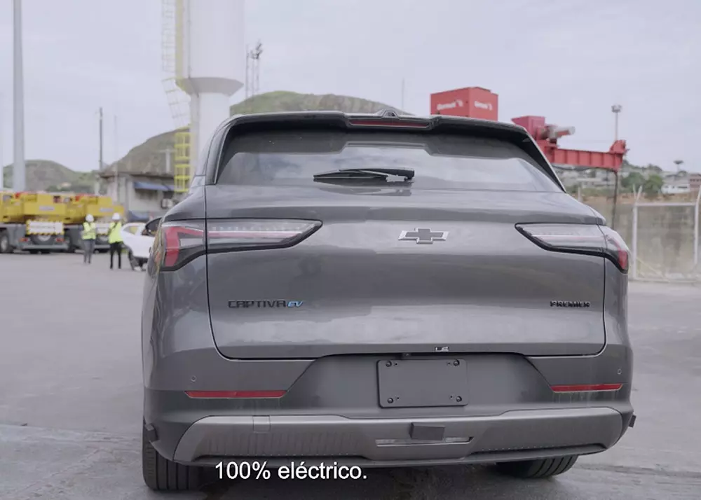 Chevrolet Captiva EV nhìn từ phía sau