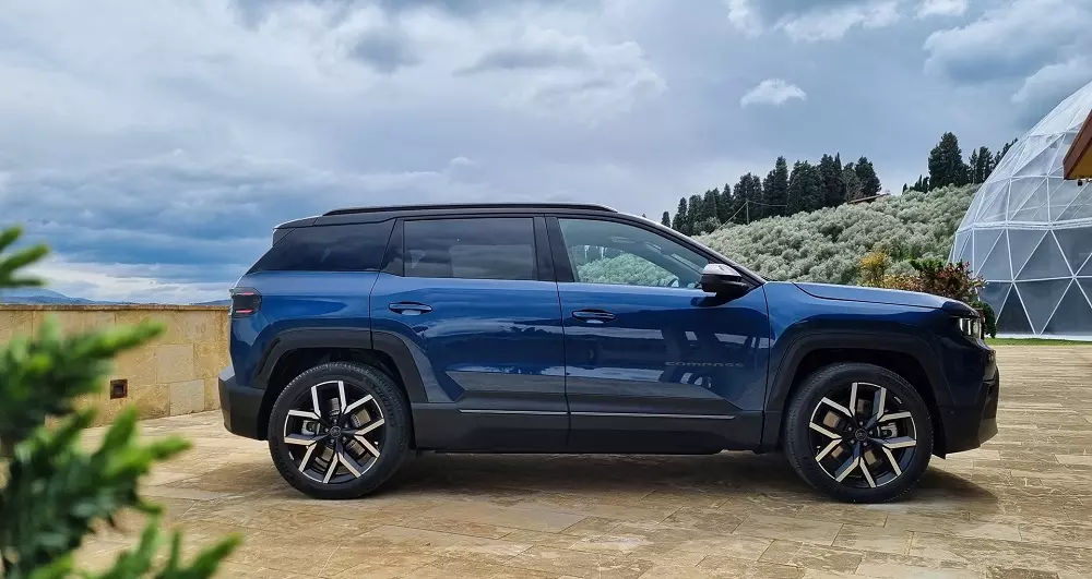 Jeep Compass 2026 dùng chung khung gầm với Peugeot 5008.