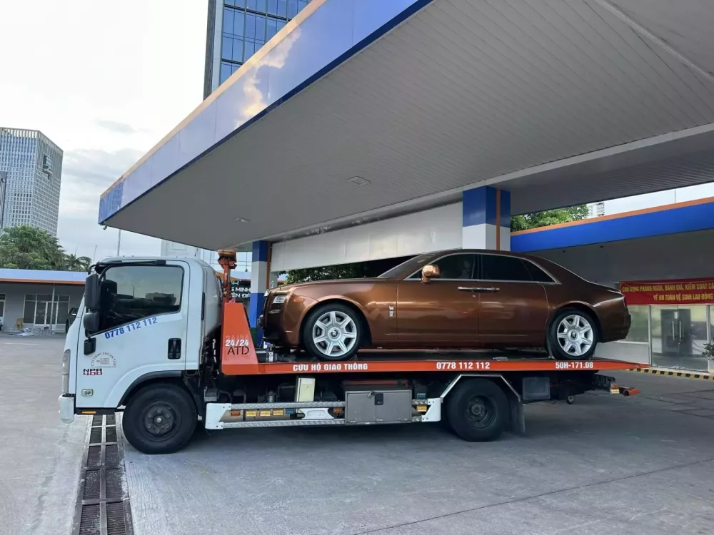 Xe siêu sang Rolls-Royce Ghost mang màu lạ xuất hiện, giá xe hiện hơn 6 tỷ đồng- Ảnh 1.