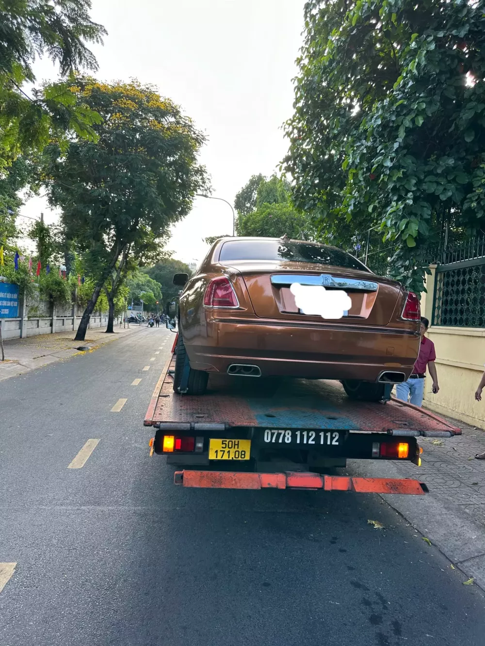 Xe siêu sang Rolls-Royce Ghost mang màu lạ xuất hiện, giá xe hiện hơn 6 tỷ đồng- Ảnh 3. Xe siêu sang Rolls-Royce Ghost mang màu lạ xuất hiện, giá xe hiện hơn 6 tỷ đồng- Ảnh 3.
