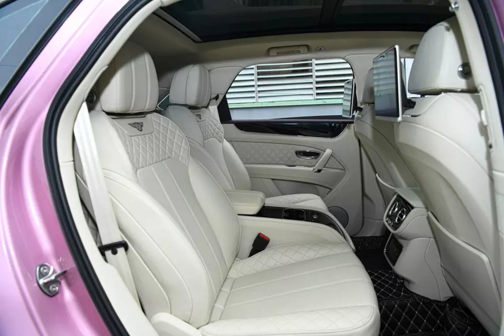 SUV siêu sang Bentley Bentayga Passion Pink độc nhất Việt Nam về "làm dâu" ở Hải Dương?- Ảnh 5. SUV siêu sang Bentley Bentayga Passion Pink độc nhất Việt Nam về "làm dâu" ở Hải Dương?- Ảnh 5.