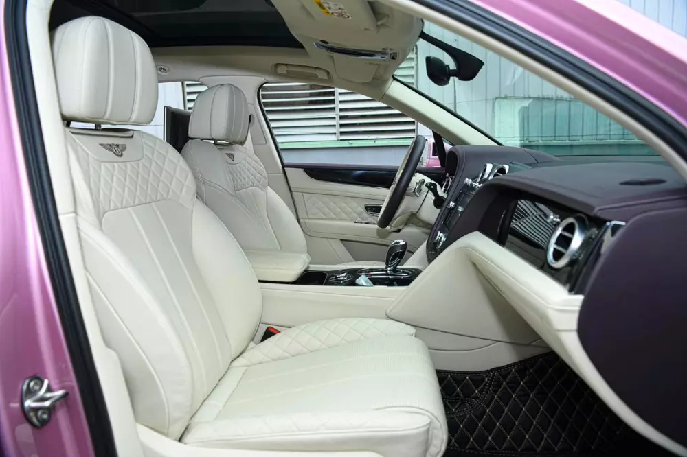 SUV siêu sang Bentley Bentayga Passion Pink độc nhất Việt Nam về "làm dâu" ở Hải Dương?- Ảnh 4. SUV siêu sang Bentley Bentayga Passion Pink độc nhất Việt Nam về "làm dâu" ở Hải Dương?- Ảnh 4.
