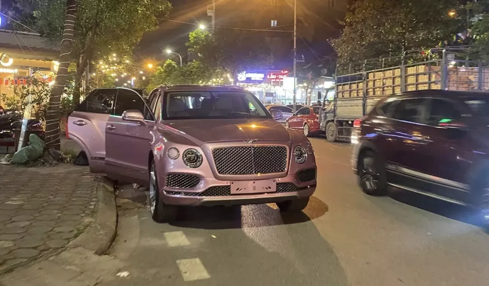 SUV siêu sang Bentley Bentayga Passion Pink độc nhất Việt Nam về "làm dâu" ở Hải Dương?- Ảnh 3. SUV siêu sang Bentley Bentayga Passion Pink độc nhất Việt Nam về "làm dâu" ở Hải Dương?- Ảnh 3.