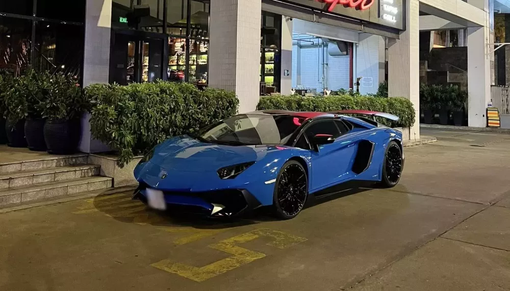Aventador SV Roadster của doanh nhân sở hữu nhiều xe Lamborghini bản giới hạn nhất Việt Nam tái xuất- Ảnh 1. Aventador SV Roadster của doanh nhân sở hữu nhiều xe Lamborghini bản giới hạn nhất Việt Nam tái xuất- Ảnh 1.
