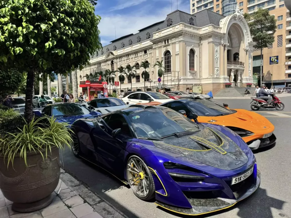 Dàn siêu xe tụ tập tại Tp.HCM: 3 chiếc McLaren đủ phiên bản cùng Ferrari 488 GTB độ đẹp mắt- Ảnh 1.