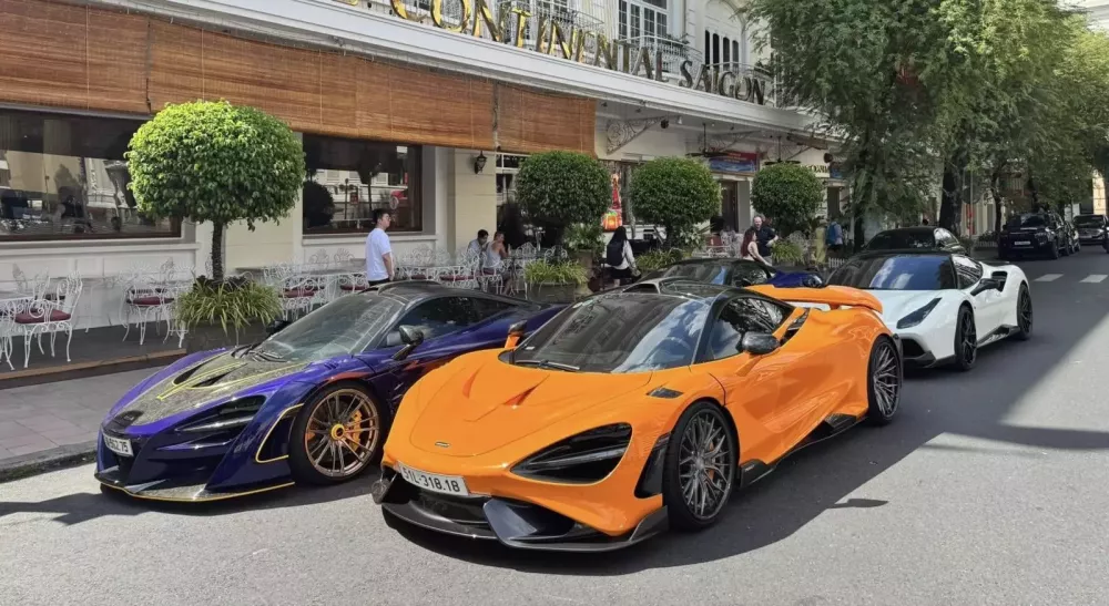 Dàn siêu xe tụ tập tại Tp.HCM: 3 chiếc McLaren đủ phiên bản cùng Ferrari 488 GTB độ đẹp mắt- Ảnh 2. Dàn siêu xe tụ tập tại Tp.HCM: 3 chiếc McLaren đủ phiên bản cùng Ferrari 488 GTB độ đẹp mắt- Ảnh 2.
