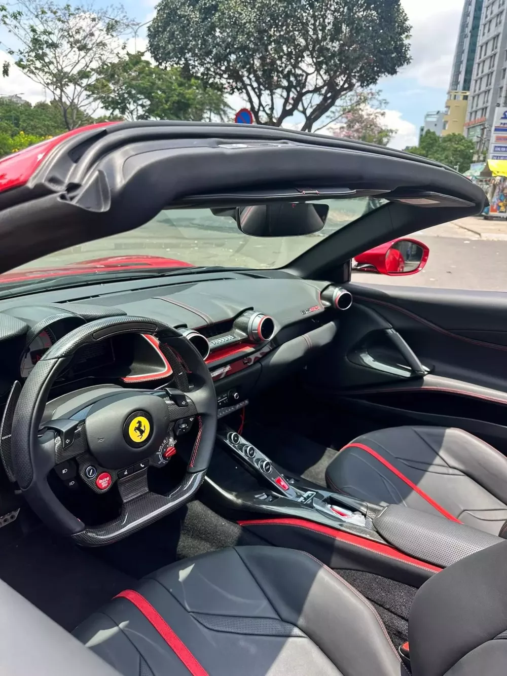 Đại gia Hà Nội chơi lớn khi tậu siêu xe mui trần Ferrari 812 GTS có giá gần 1 triệu USD- Ảnh 5. Đại gia Hà Nội chơi lớn khi tậu siêu xe mui trần Ferrari 812 GTS có giá gần 1 triệu USD- Ảnh 5.