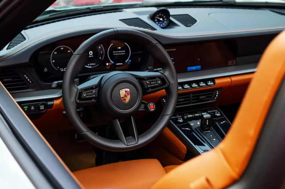 Doanh nhân Hà Nội chi hơn 10 tỷ đồng tậu Porsche 911 mui trần bản mới nhất- Ảnh 4. Doanh nhân Hà Nội chi hơn 10 tỷ đồng tậu Porsche 911 mui trần bản mới nhất- Ảnh 4.
