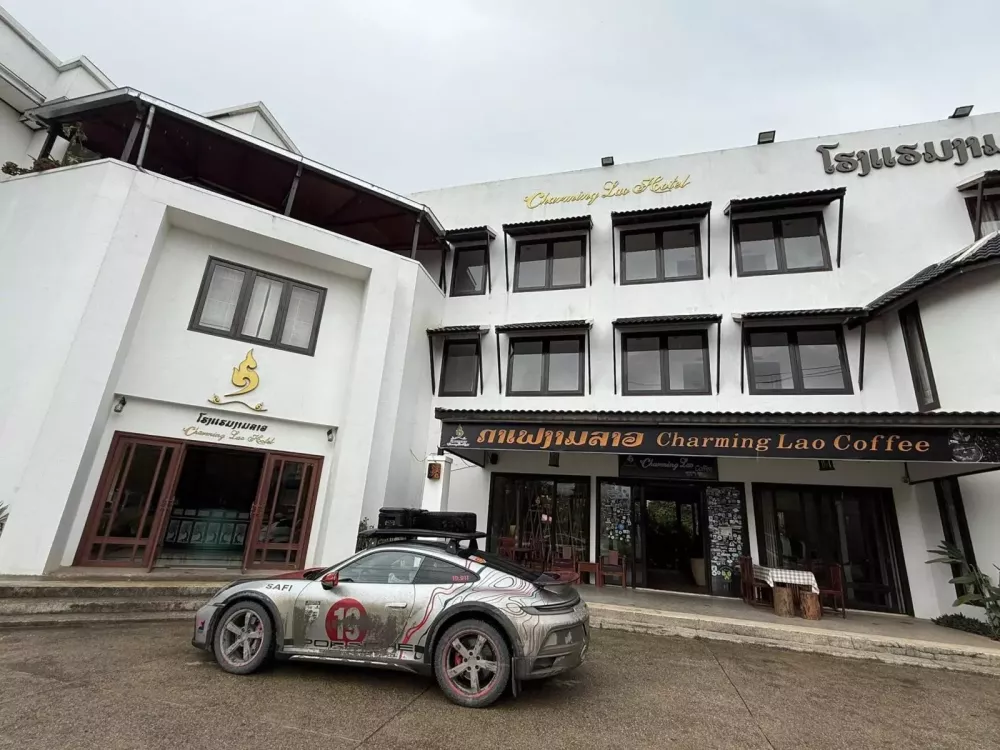 Sau 2 tháng "phượt" bên Trung Quốc, doanh nhân Hải Phòng đã lái Porsche 911 Dakar về Việt Nam- Ảnh 1. Sau 2 tháng "phượt" bên Trung Quốc, doanh nhân Hải Phòng đã lái Porsche 911 Dakar về Việt Nam- Ảnh 1.