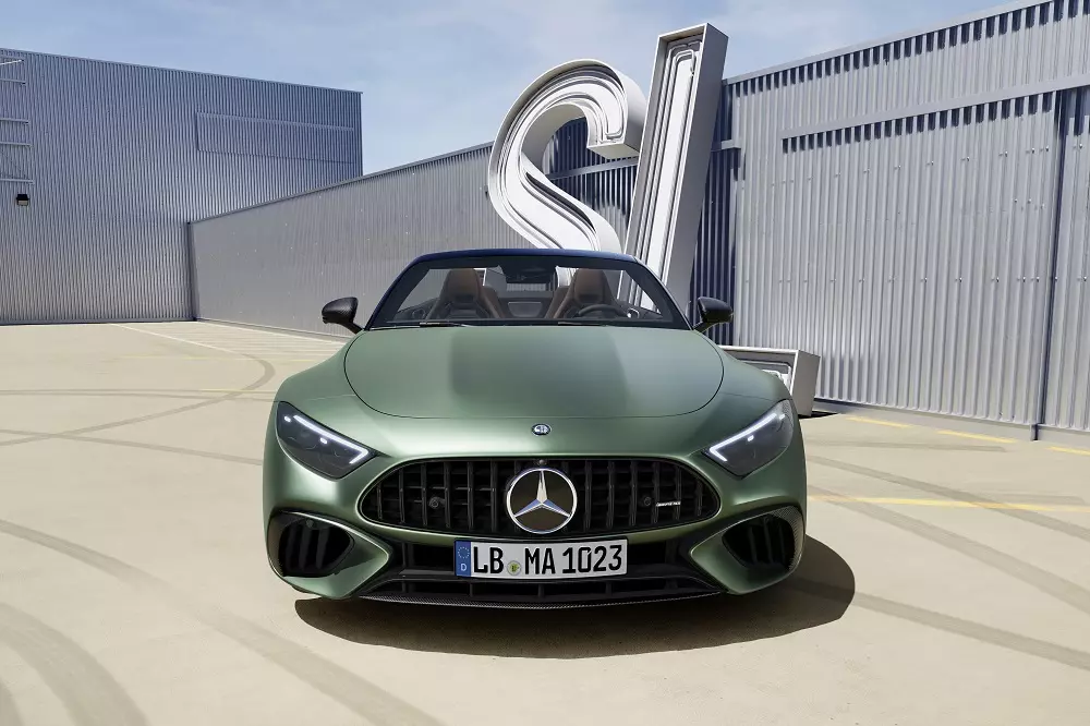 Mercedes-AMG SL 63 S E Performance nhìn từ phía trước Mercedes-AMG SL 63 S E Performance nhìn từ phía trước