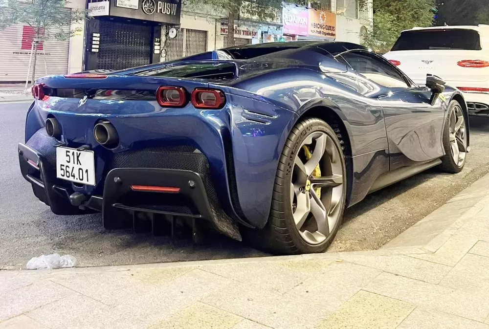 Cường "Đô-la" xuất hiện cùng siêu xe mui trần Ferrari SF90 Spider hơn 50 tỷ đồng- Ảnh 2. Cường "Đô-la" xuất hiện cùng siêu xe mui trần Ferrari SF90 Spider hơn 50 tỷ đồng- Ảnh 2.