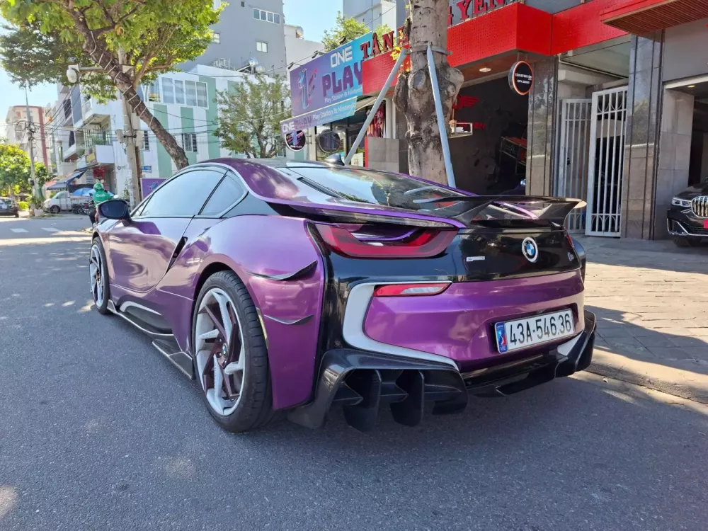 Xe thể thao hybrid BMW i8 mang gói độ lạ mắt ở Đà Nẵng- Ảnh 3. Xe thể thao hybrid BMW i8 mang gói độ lạ mắt ở Đà Nẵng- Ảnh 3.