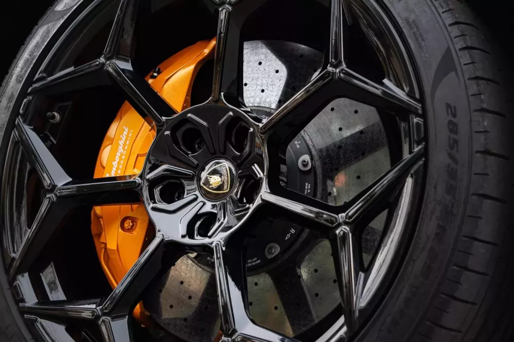 Cần chi mâm độ vài trăm triệu đồng, chỉ vài triệu đồng đã giúp Lamborghini Urus lạ mắt- Ảnh 5. Cần chi mâm độ vài trăm triệu đồng, chỉ vài triệu đồng đã giúp Lamborghini Urus lạ mắt- Ảnh 5.