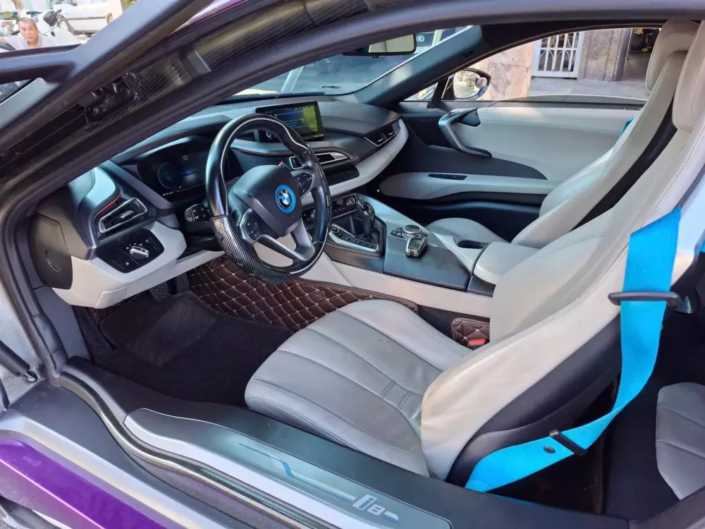 Xe thể thao hybrid BMW i8 mang gói độ lạ mắt ở Đà Nẵng- Ảnh 4. Xe thể thao hybrid BMW i8 mang gói độ lạ mắt ở Đà Nẵng- Ảnh 4.