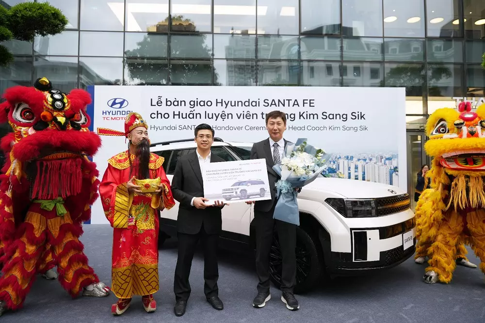 Hyundai Santa Fe trị giá hơn 1,3 tỷ đồng được bàn giao cho HLV bóng đá Kim Sang-sik
