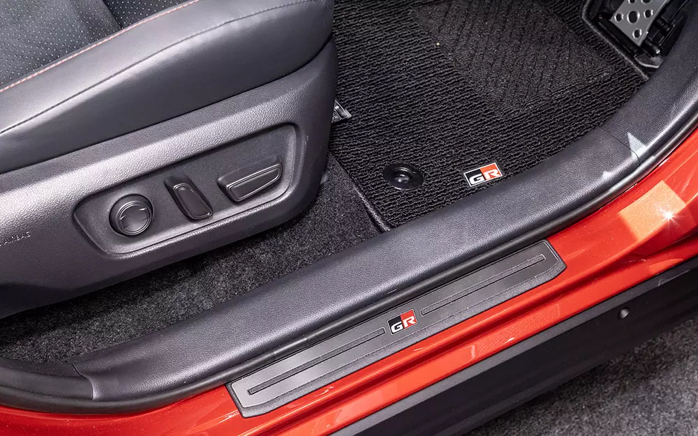 Thảm sàn và ốp bệ cửa của Toyota RAV4 GR Sport 2026 Thảm sàn và ốp bệ cửa của Toyota RAV4 GR Sport 2026