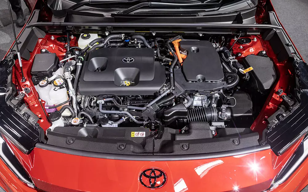 Khoang động cơ của Toyota RAV4 GR Sport 2026 bản hybrid sạc điện (PHEV). Khoang động cơ của Toyota RAV4 GR Sport 2026 bản hybrid sạc điện (PHEV).