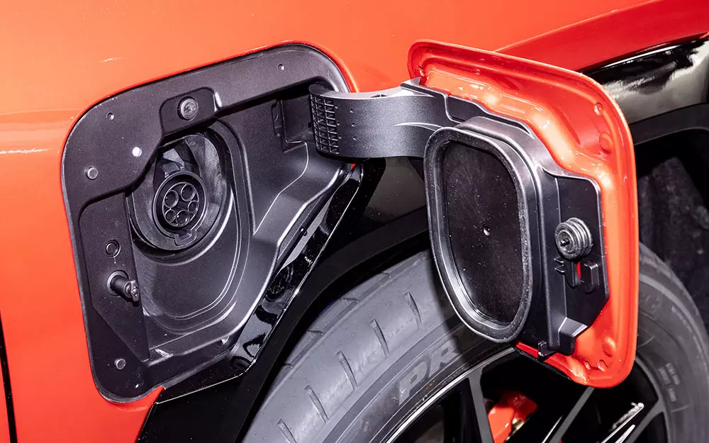 Cổng sạc bên phải của Toyota RAV4 GR Sport 2026 bản hybrid sạc điện (PHEV) Cổng sạc bên phải của Toyota RAV4 GR Sport 2026 bản hybrid sạc điện (PHEV)