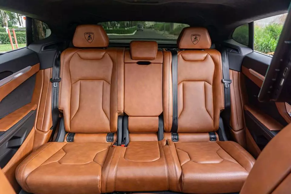 Đây có thể là xe Lamborghini Urus "lướt" có giá "mềm" nhất tại Việt Nam- Ảnh 3. Đây có thể là xe Lamborghini Urus "lướt" có giá "mềm" nhất tại Việt Nam- Ảnh 3.