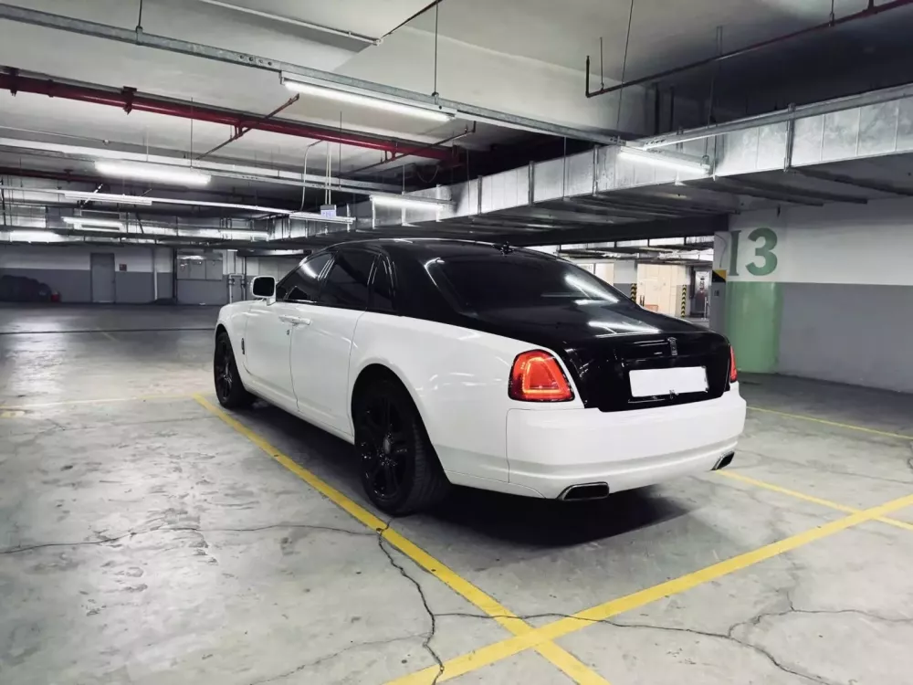 Cận cảnh Rolls-Royce Ghost "Panda" nhưng mang nội thất quý tộc Hermes- Ảnh 1. Cận cảnh Rolls-Royce Ghost "Panda" nhưng mang nội thất quý tộc Hermes- Ảnh 1.