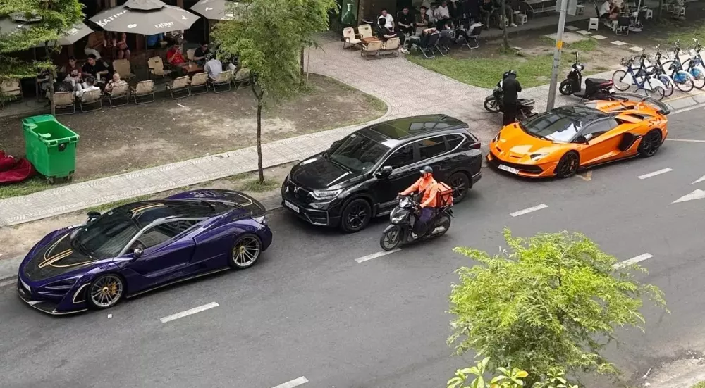 Dàn siêu xe tụ tập ở Tp.HCM: Lamborghini Aventador SVJ Roadster là điểm nhấn- Ảnh 1. Dàn siêu xe tụ tập ở Tp.HCM: Lamborghini Aventador SVJ Roadster là điểm nhấn- Ảnh 1.