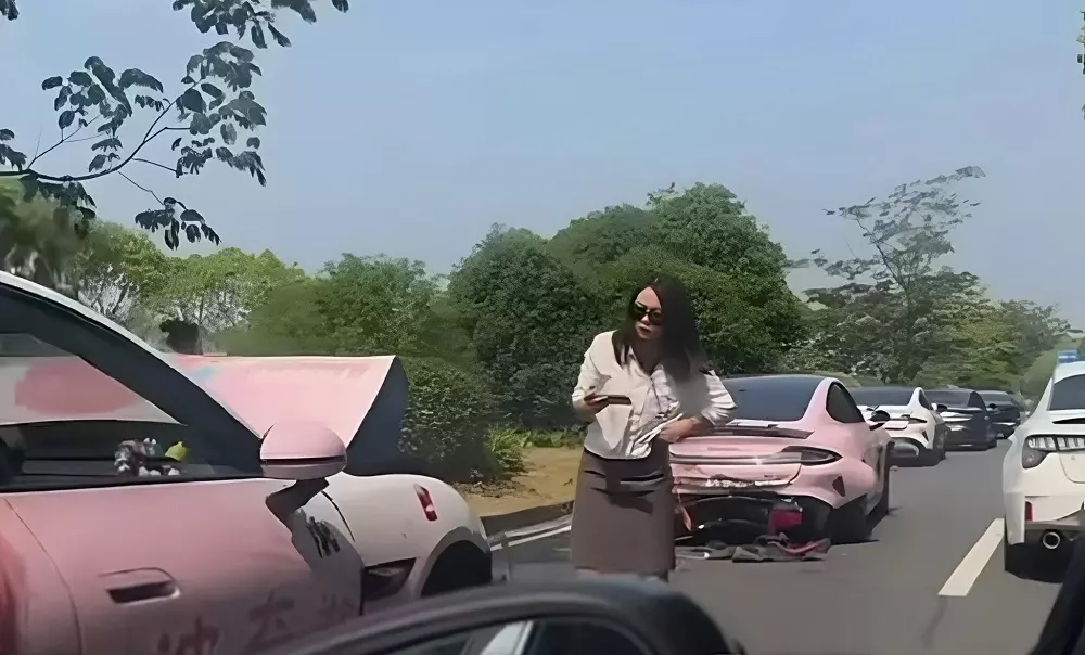 Tai nạn dở khóc dở cười với đoàn xe cưới Xiaomi SU7 gây bão trên mạng xã hội
