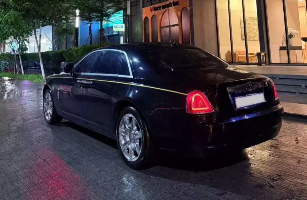 Rolls-Royce Ghost gần 15 năm tuổi được chào bán chỉ hơn 4 tỷ đồng: Món hời sở hữu xe quý tộc hay...- Ảnh 1. Rolls-Royce Ghost gần 15 năm tuổi được chào bán chỉ hơn 4 tỷ đồng: Món hời sở hữu xe quý tộc hay...- Ảnh 1.