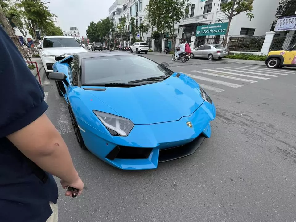 Nằm ở garage khá lâu, siêu xe Lamborghini Aventador Roadster bất ngờ tái xuất và cái kết không ai nghĩ đến- Ảnh 1. Nằm ở garage khá lâu, siêu xe Lamborghini Aventador Roadster bất ngờ tái xuất và cái kết không ai nghĩ đến- Ảnh 1.