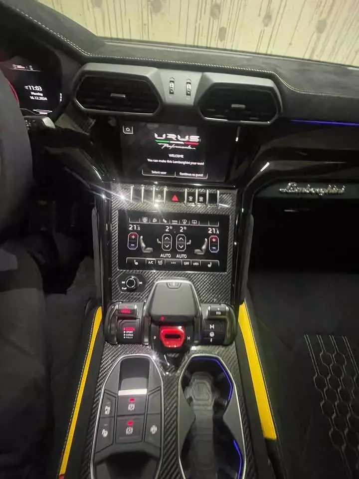 Mới chạy Lamborghini Urus Performante hơn 3.000 km đại gia đã rao bán lại- Ảnh 3. Mới chạy Lamborghini Urus Performante hơn 3.000 km đại gia đã rao bán lại- Ảnh 3.