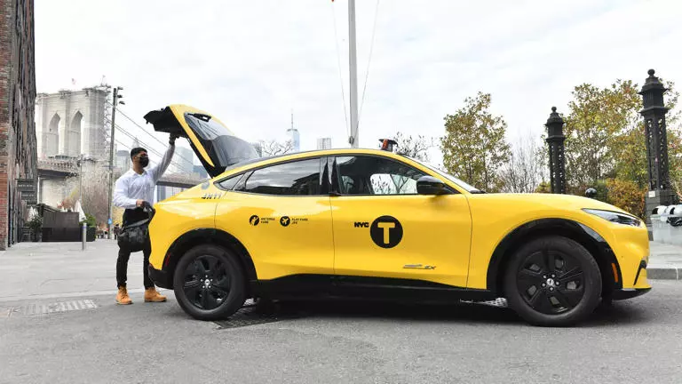 10 mẫu xe dịch vụ được ưa chuộng vì động cơ “nồi đồng cối đá”, Toyota Corrola đứng top 1- Ảnh 8. 10 mẫu hi88.con dịch vụ được ưa chuộng vì động cơ “nồi đồng cối đá”, Toyota Corrola đứng top 1- Ảnh 8.