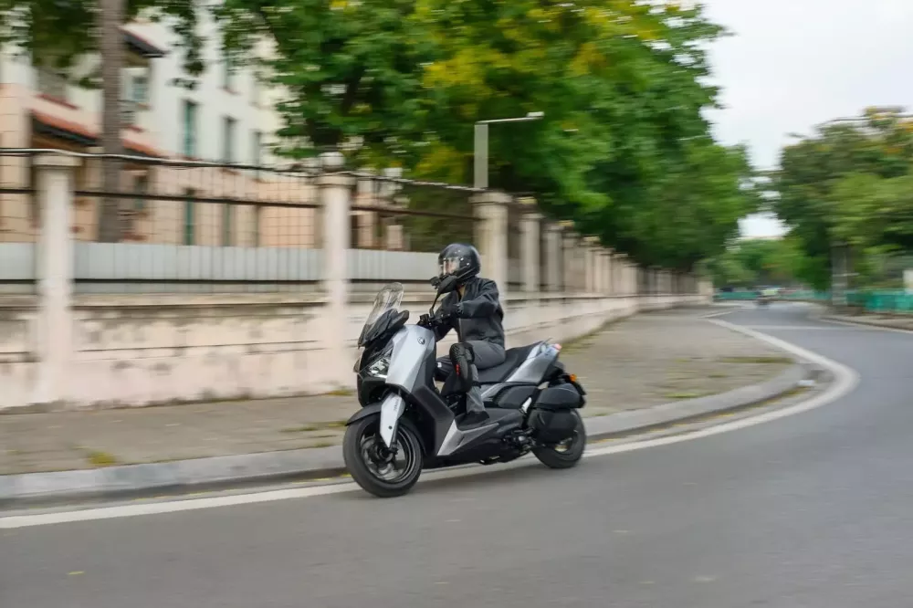 Đánh giá Yamaha XMAX 300 2025: mạnh, mượt và thú vị- Ảnh 15. Đánh giá hi88.com - hi88.win: mạnh, mượt và thú vị- Ảnh 15.