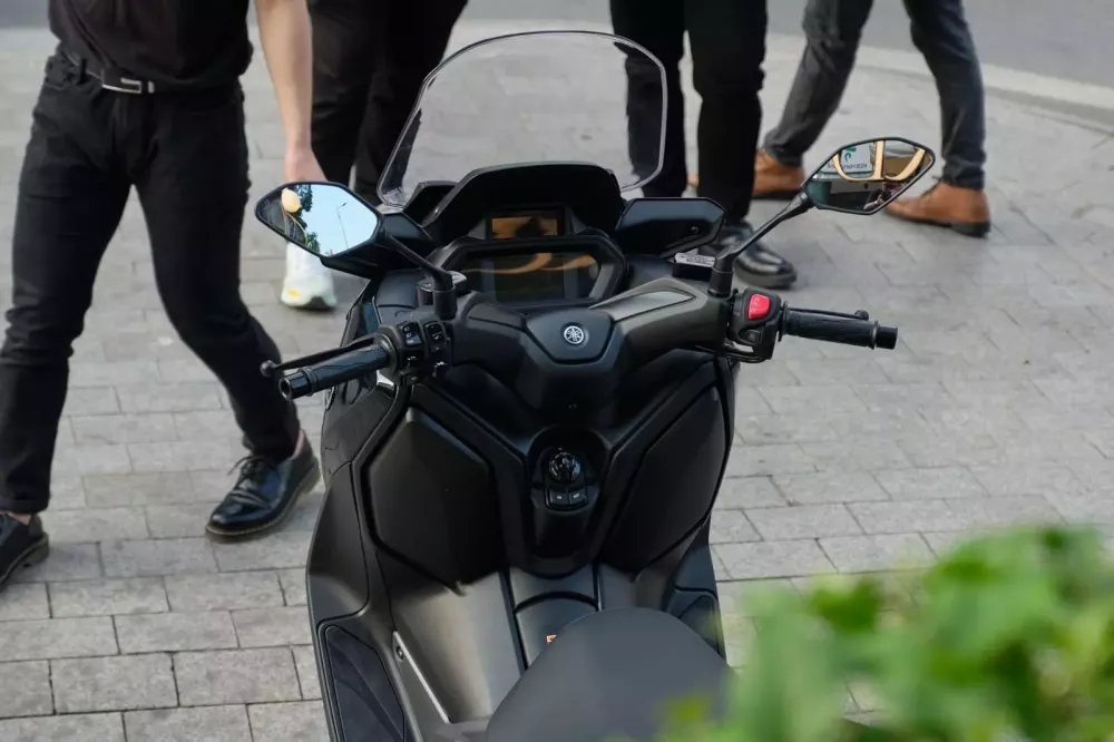 Đánh giá Yamaha XMAX 300 2025: mạnh, mượt và thú vị- Ảnh 5. Đánh giá hi88.com - hi88.win: mạnh, mượt và thú vị- Ảnh 5.
