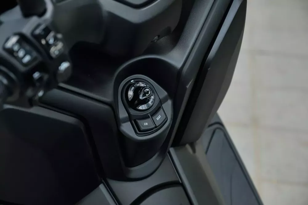 Đánh giá Yamaha XMAX 300 2025: mạnh, mượt và thú vị- Ảnh 7. Đánh giá hi88.com - hi88.win: mạnh, mượt và thú vị- Ảnh 7.