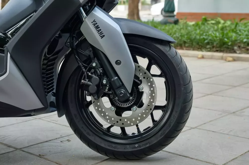 Đánh giá Yamaha XMAX 300 2025: mạnh, mượt và thú vị- Ảnh 8. Đánh giá hi88.com - hi88.win: mạnh, mượt và thú vị- Ảnh 8.