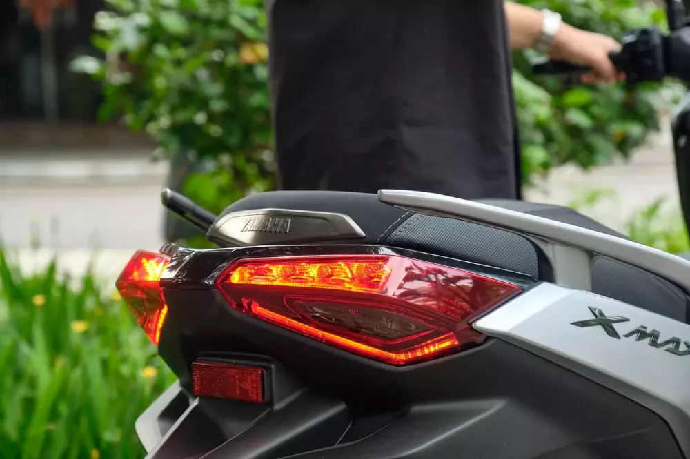 Đánh giá Yamaha XMAX 300 2025: mạnh, mượt và thú vị- Ảnh 10. Đánh giá hi88.com - hi88.win: mạnh, mượt và thú vị- Ảnh 10.
