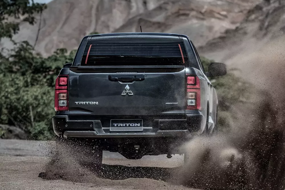 Mitsubishi Triton Double Cab Plus Ultra dùng động cơ diesel tăng áp Mitsubishi Triton Double Cab Plus Ultra dùng động cơ diesel tăng áp
