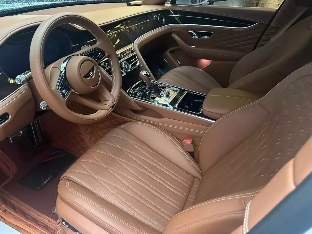 Bentley Flying Spur V8 dù 4 năm tuổi nhưng chỉ mới chạy 3.000 km của 1 đại gia Tp.HCM- Ảnh 3.