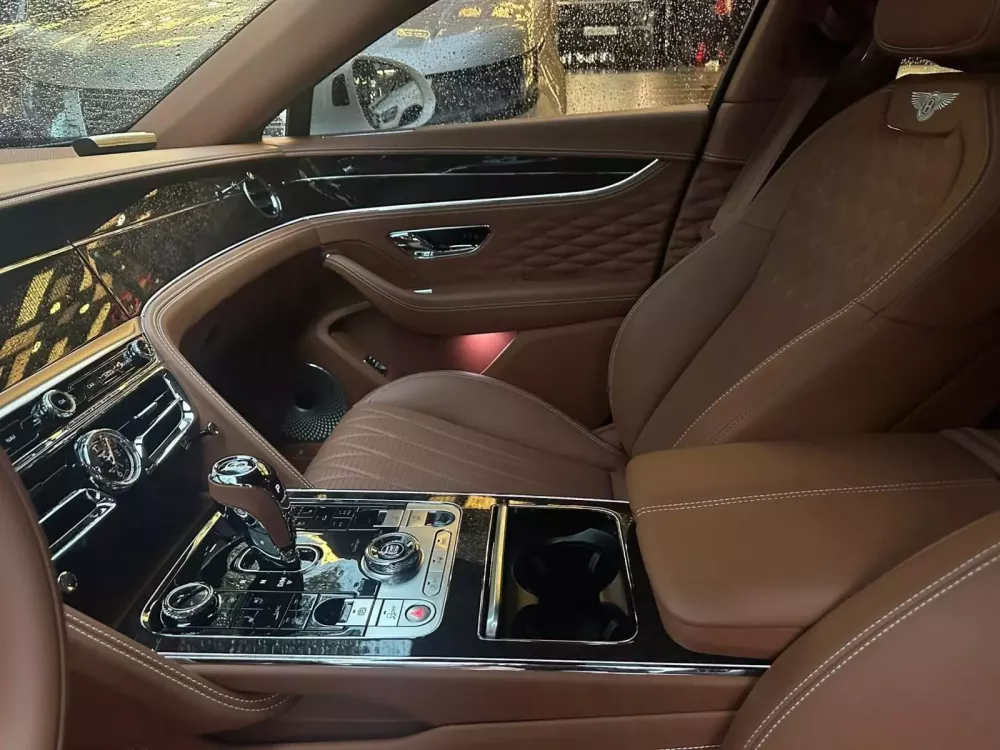 Bentley Flying Spur V8 dù 4 năm tuổi nhưng chỉ mới chạy 3.000 km của 1 đại gia Tp.HCM- Ảnh 6. Bentley Flying Spur V8 dù 4 năm tuổi nhưng chỉ mới chạy 3.000 km của 1 đại gia Tp.HCM- Ảnh 6.