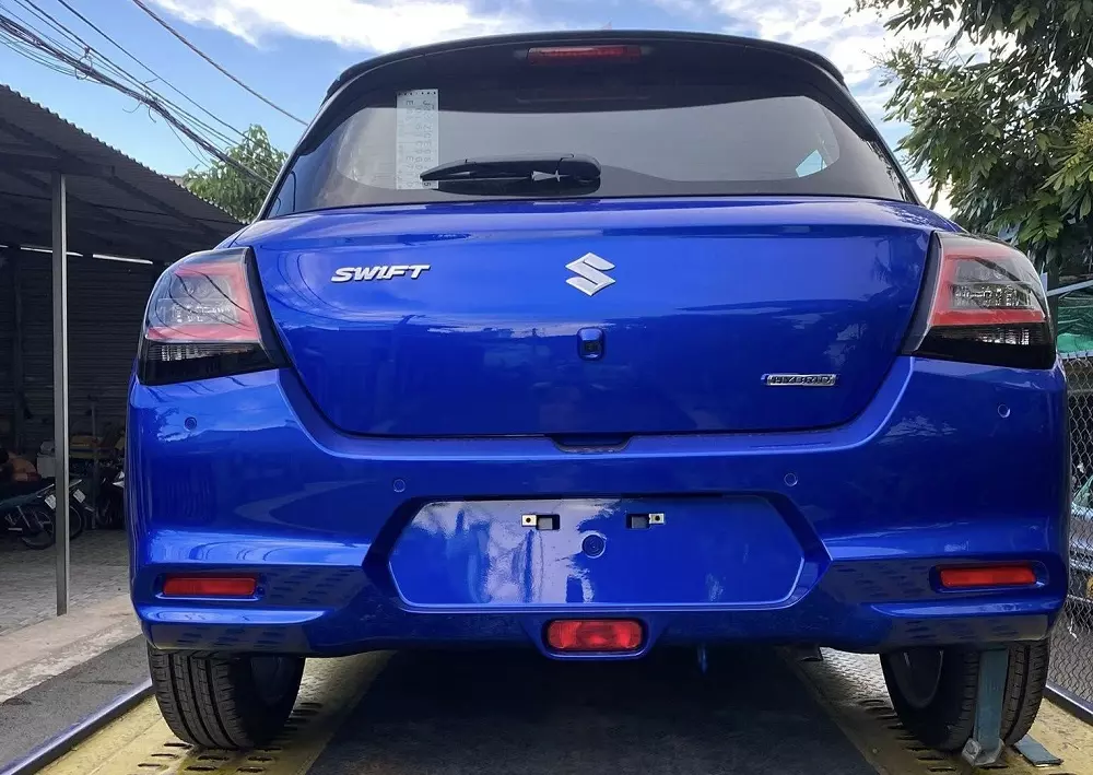 Trên cửa cốp sau của chiếc Suzuki Swift 2025 tại Việt Nam có logo hybrid mới Trên cửa cốp sau của chiếc Suzuki Swift 2025 tại Việt Nam có logo hybrid mới